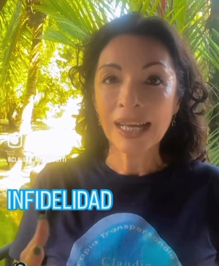 Claudia Morassutti hablando sobre el tema de la infidelidad, en un entorno al aire libre con fondo de vegetación.